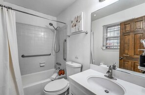 Douche, séchoir à cheveux, serviettes fournies