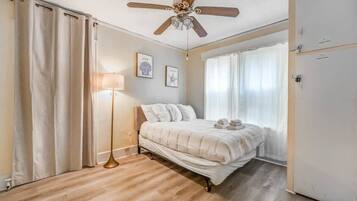 Tabla de planchar con plancha, wifi gratis y ropa de cama