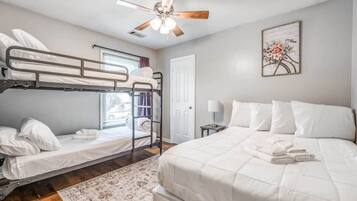 3 bedrooms, desk, iron/ironing board, free WiFi