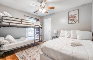 3 bedrooms, desk, iron/ironing board, free WiFi
