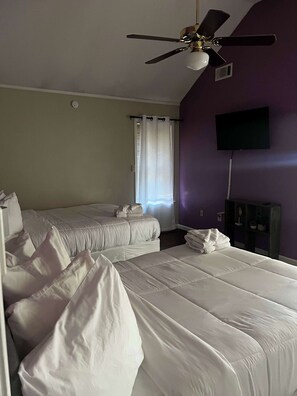 3 bedrooms, desk, iron/ironing board, free WiFi - Fenced Yard w/ Pool! Comfy & Convenient in Cordova (Cordova)