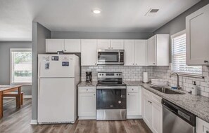 Fridge, microwave, oven, stovetop - Near Downtown, Shelby Farms Park - Crievewood Cove (Memphis)