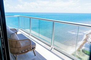 Suíte luxo, sacada, vista parcial para o oceano | Sacada