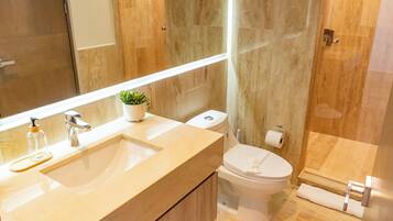 华丽套房, 阳台, 部分海洋景观 | 浴室