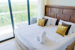 Suíte luxo, sacada, vista parcial para o oceano | 2 quartos, cofres nos quartos, ferros/tábuas de passar roupa