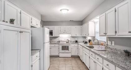 Cozy Patio, Mins to Downtown! Cordova Colonial