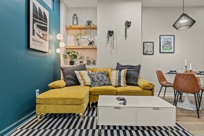 En 43-tommers smart-TV med digitale kanaler