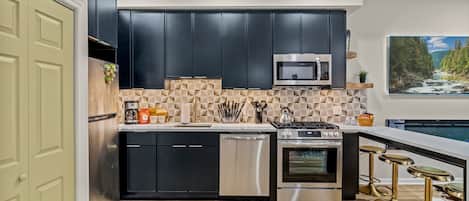 Condo, vista a la ciudad | Cocina privada | Cafetera y tetera, tetera eléctrica y comedor