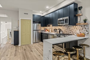 Condo, vista para a cidade | Cozinha privada | Cafeteira/chaleira, chaleira elétrica, mesas de jantar