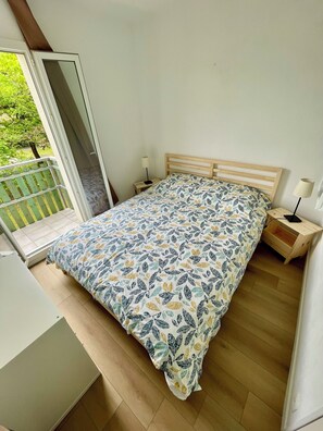 3 habitaciones, tabla de planchar con plancha y cuna de viaje 