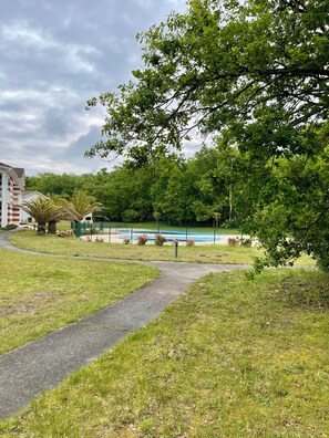 Property grounds - Charming villa with swimming pool in Soulac, just a few minutes from the sea (Soulac-sur-Mer)