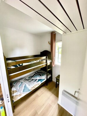 3 chambres, fer et planche à repasser, lit parapluie, Wi-Fi gratuit