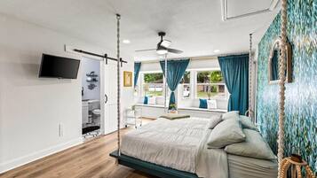 4 bedrooms, desk, travel crib, WiFi