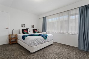 3 makuuhuonetta, työpöytä, silitysrauta/-lauta, ilmainen Wi-Fi