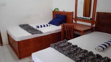 Habitación cuádruple Deluxe, vista a la montaña | Wifi gratis y ropa de cama