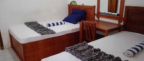 Habitación cuádruple Deluxe, vistas a la montaña | Wifi gratis y ropa de cama