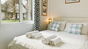 2 bedrooms, bed sheets