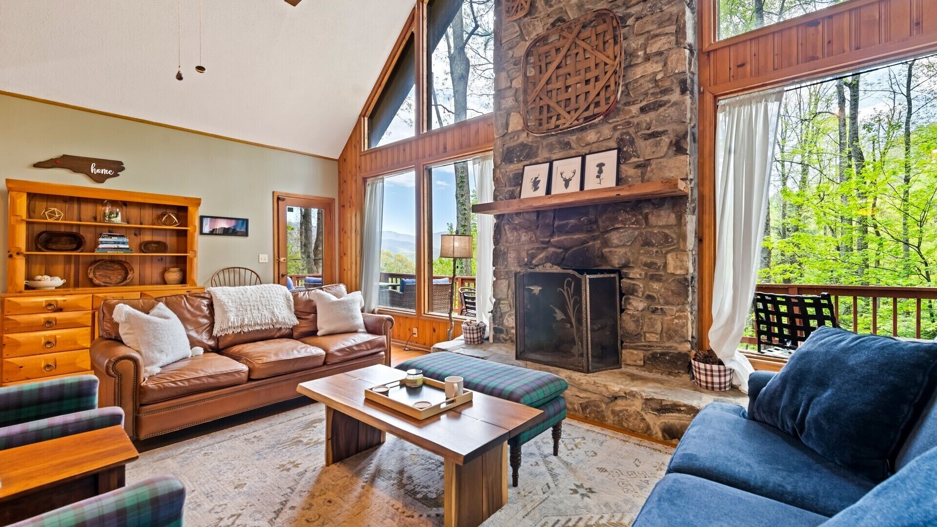 TV connectée, cheminée, jeux vidéo, baby-foot