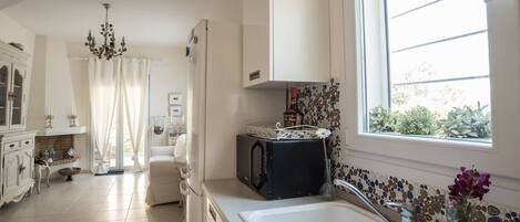 Jääkaappi, mikroaaltouuni, uuni, astianpesukone