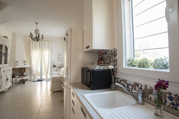 ثلاجة، ميكروويف، فرن، غسالة أطباق