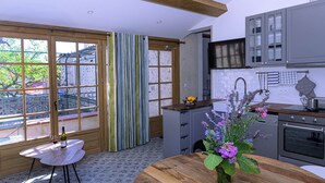 Eine Küche mit einem Holztisch, einer Blumenvase und einem Fenster mit Vorhängen.