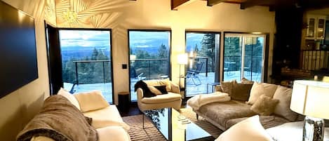 Smart TV, chimenea y libros