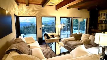 Smart TV, chimenea y libros