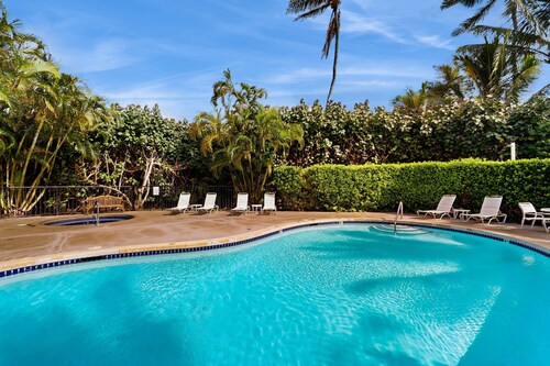 Stylish condo with private lanai, shared pool & hot tub - steps from the beach