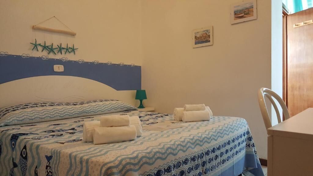 Une chambre avec deux lits, un bureau et une chaise.