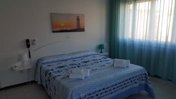 Una scrivania, Wi-Fi gratuito