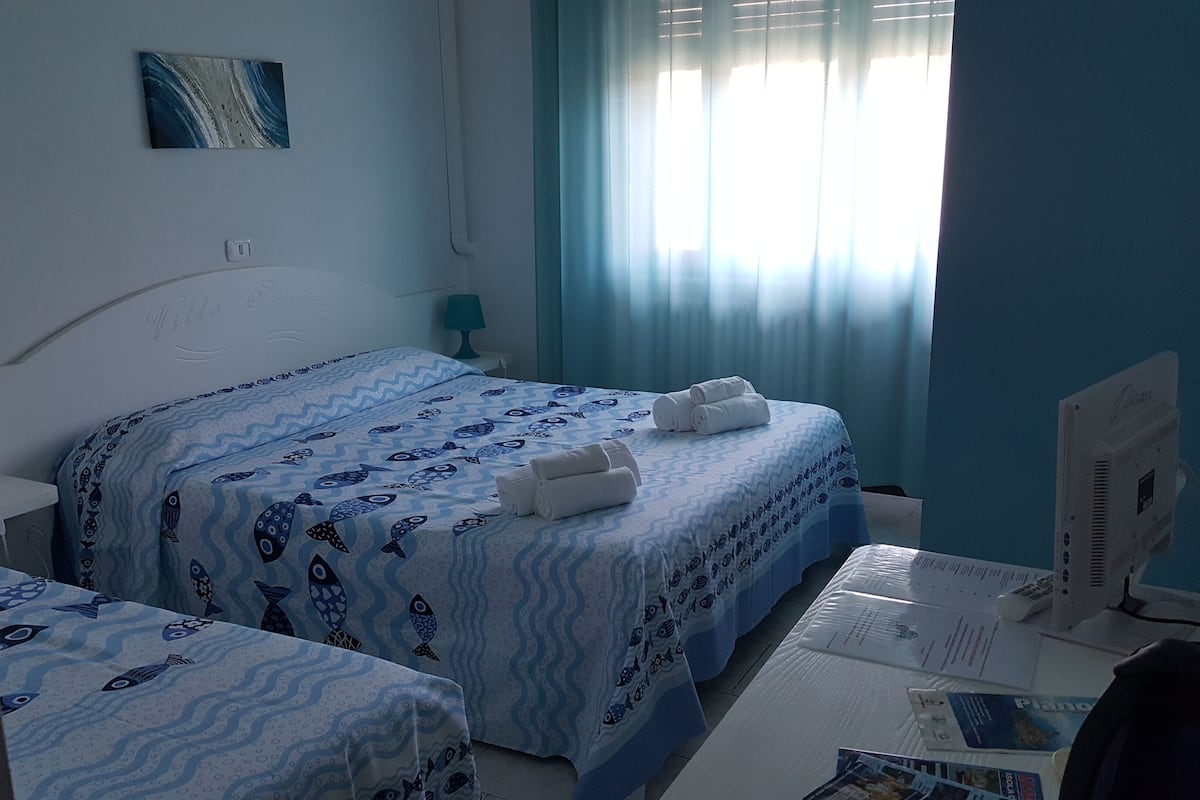 Classic Triple Room | Desk, free WiFi