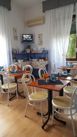 Free daily buffet breakfast - Villa Italia B&B (Porto Azzurro)