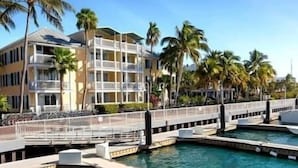 A hotel with a pool area, surrounded by palm trees. - Charming studio in Key West -Close to Duval.  Beautiful Pool area. (Key West)
