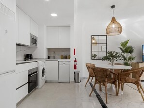 Refrigerador, microondas, horno y lavavajillas 