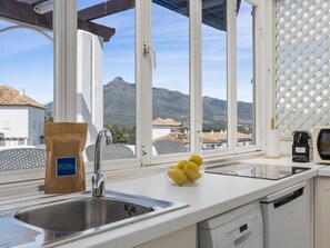 Réfrigérateur, four à micro-ondes, un four, cafetière-théière