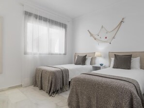 2 habitaciones, tabla de planchar con plancha, internet y ropa de cama