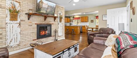 Smart TV, caminetto, tavolo da ping pong