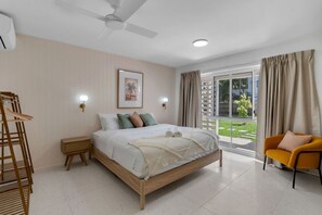 1 chambre, bureau, fer et planche à repasser, lit parapluie