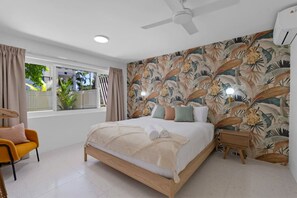 1 habitación, escritorio, tabla de planchar con plancha y cuna de viaje 