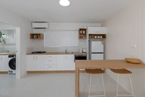 Jääkaappi, mikroaaltouuni, liesi, kahvin-/teenkeitin