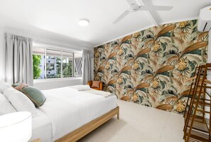 1 chambre, bureau, fer et planche à repasser, lit parapluie