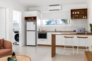 Kühlschrank, Mikrowelle, Herdplatte, Wasserkocher mit Kaffee-/Teezubehör