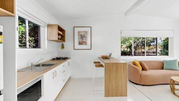 Coffee/tea maker, fridge, microwave, stovetop
