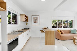 R�éfrigérateur, micro-ondes, plaque de cuisson, cafetière/bouilloire