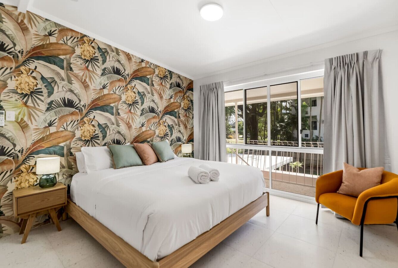 1 habitación, escritorio, tabla de planchar con plancha y cuna de viaje 