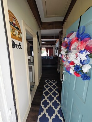 Interior - Coastal Cottage w/Pool, just minutes from 3 Beaches (Freeport)