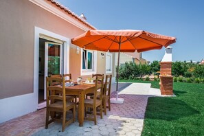Outdoor dining - Green Villa (Quelfes)