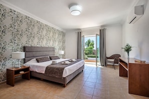 4 chambres, fer et planche à repasser, Wi-Fi, draps fournis