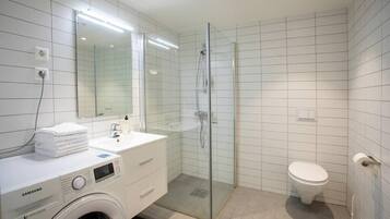 Apartment, 3 Bedrooms, Accessible | Bathroom | Toilet paper