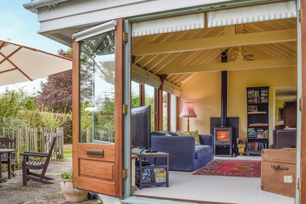 Sitting-out-area | Lomond Cottage, Garsington